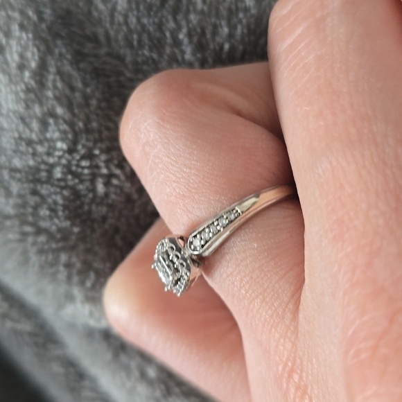 Engagement ring - Picture 3 of 4